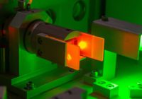 Ученые сумели рекордно долго удерживать свет в нанометровом резонаторе