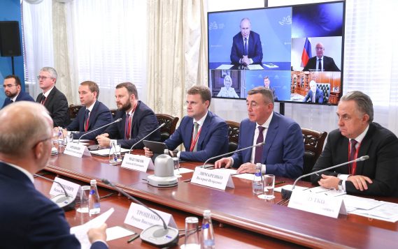 Владимир Путин утвердил перечень поручений по итогам встречи с модераторами ключевых сессий ВЭФ-2021