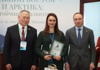 Директор АНО «ДВИЖЕНИЕ ЗА ЭКОЛОГИЮ «ДРУЗЬЯ ОКРУЖАЮЩЕГО МИРА (ДОМ)» Елена Коренева – лауреат Премии «За развитие Дальнего Востока и Арктики» Директор АНО «ДВИЖЕНИЕ ЗА ЭКОЛОГИЮ «ДРУЗЬЯ ОКРУЖАЮЩЕГО МИРА (ДОМ)» Елена Коренева – лауреат Премии «За развитие Дальнего Востока и Арктики»